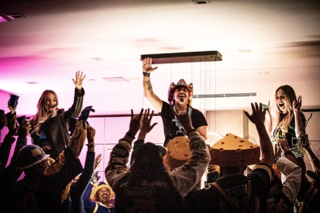 BRET MICHAELS aparece en el ‘Monday Night Football’ Open junto al actor BRIAN BAUMGARTNER