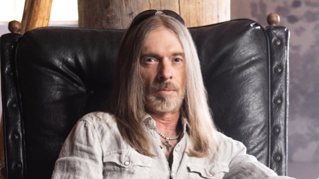 REX BROWN de PANTERA dice que contrajo ‘una cepa muy leve de covid’: ‘No quiero arriesgarme a enfermar a mis hermanos o al equipo’