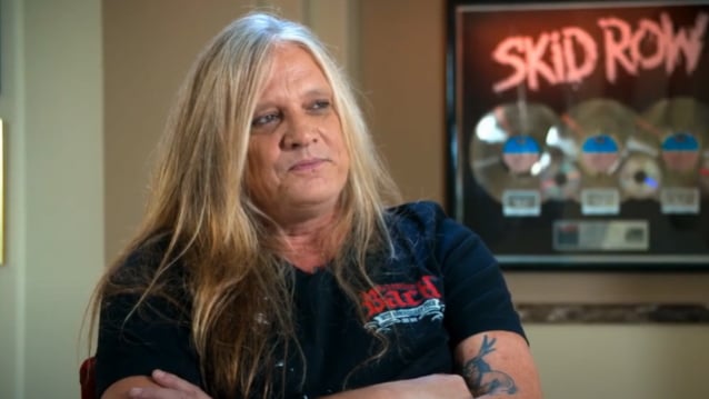 SEBASTIAN BACH dice que ha estado trabajando en su nuevo álbum en solitario ‘desde hace dos cantantes de SKID ROW’