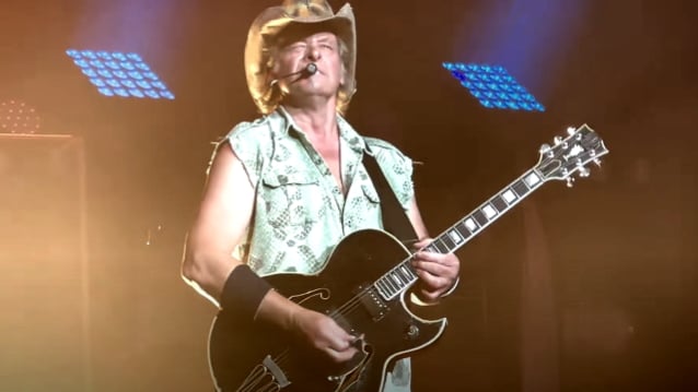 Vea a TED NUGENT interpretar el himno nacional en el Mar-A-Lago Resort de DONALD TRUMP en Palm Beach
