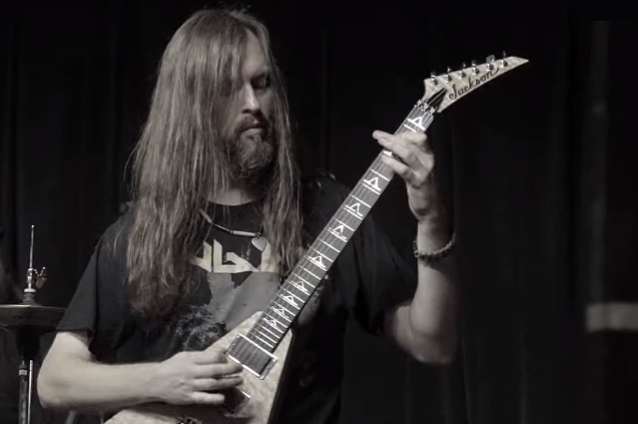 TODO LO QUE QUEDA demanda a la viuda de OLI HERBERT y la acusa de bloquear regalías