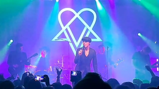 Mira: El exlíder de HIM, VILLE VALO, da su primer concierto bajo el estandarte de VV