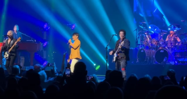NEAL SCHON y JONATHAN CAIN se reúnen en el escenario en el primer concierto de JOURNEY de 2023