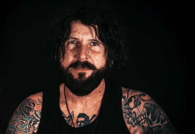 TRACII GUNS explica la decisión de narrar el documental de RANDY RHOADS a pesar de la no participación de la familia del difunto guitarrista
