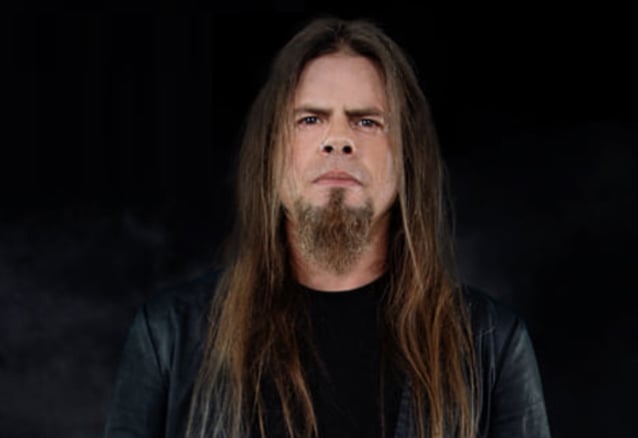 El cantante de QUEENSRŸCHE y fumador de cigarrillos desde hace mucho tiempo TODD LA TORRE no ha fumado un cigarrillo en ‘más de un mes’
