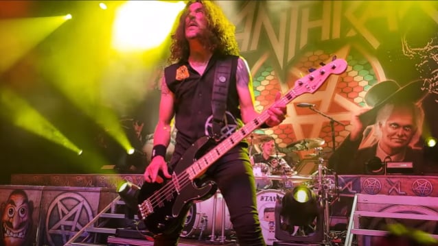Mira: FRANK BELLO de ANTHRAX comparte detalles de su bajo CHARVEL característico y pastillas EMG