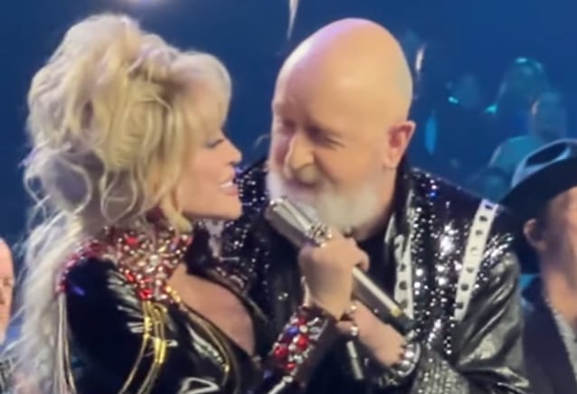 ROB HALFORD sobre compartir micrófono con DOLLY PARTON en ROCK HALL: ‘Puede que me haya excedido’