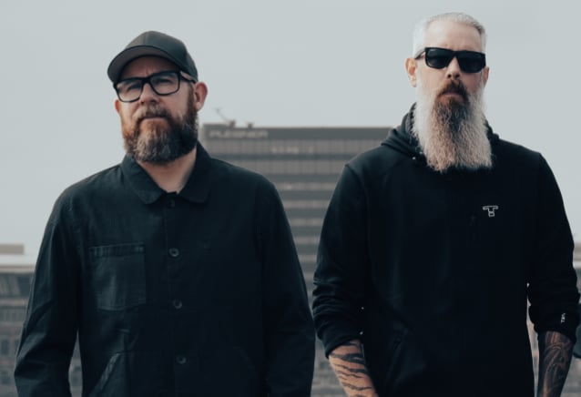 ¿Es ‘difícil’ estar en una banda con ANDERS FRIDÉN y BJÖRN GELOTTE de IN FLAMES? el cantante responde