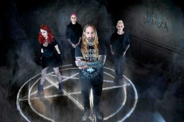 DEZ FAFARA dice que la reunión de COAL CHAMBER sucedió ‘muy orgánicamente’ después de su experiencia cercana a la muerte con COVID