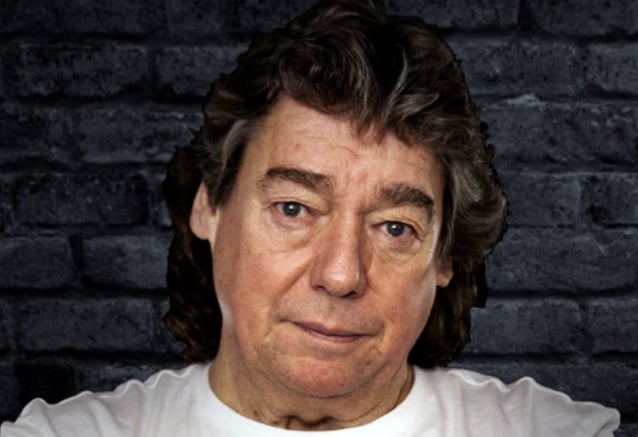 El exguitarrista de IRON MAIDEN, DENNIS STRATTON, está ‘muy orgulloso’ y ‘honrado’ de ser parte del álbum debut clásico de la banda