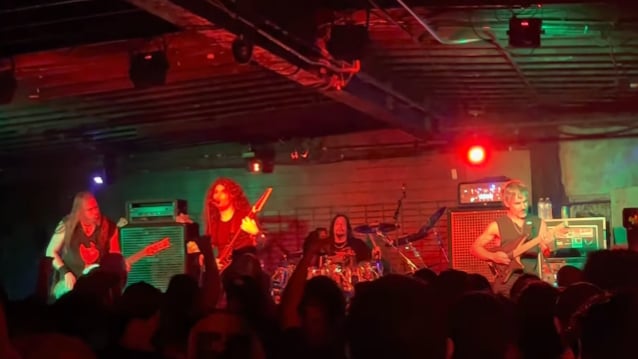 Mira: El exguitarrista de DEATH PAUL MASVIDAL se une a DEATH TO ALL en el escenario de San Diego para interpretar ‘Flattening Of Emotions’