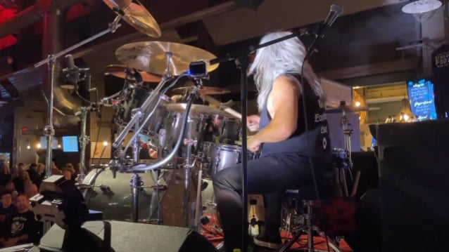 Mira: MIKKEY DEE interpreta clásicos de MOTÖRHEAD en su ciudad natal de Gotemburgo, Suecia