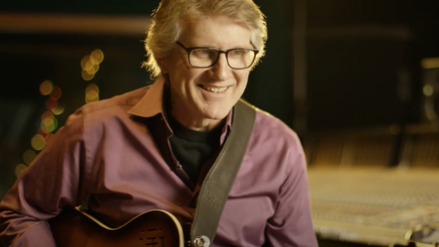 RIK EMMETT DE TRIUMPH lanzará la tan esperada memoria ‘Lay It On The Line’ en octubre