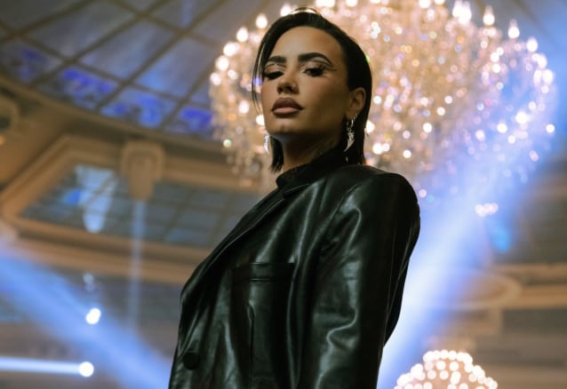 Vea a MIKE SHINODA de LINKIN PARK y SPENCER CHARNAS de ICE NINE KILLS en el video de DEMI LOVATO para ‘Still Alive’