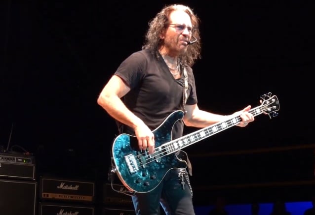 WINGER se burla del nuevo y pesado single ‘Proud Desperado’