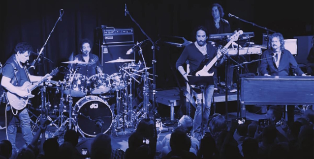 NEAL SCHON comparte la interpretación de ‘Just The Same Way’ de ‘Journey Through Time’