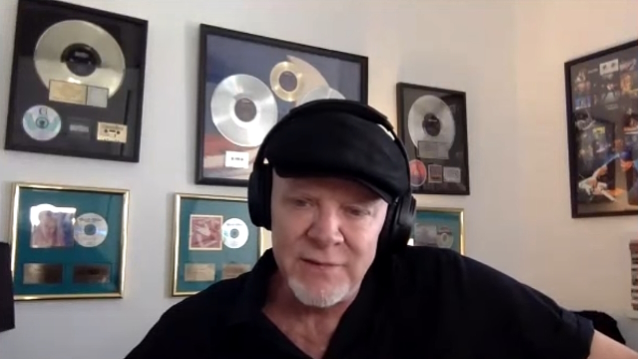 MARK KENDALL DE GREAT WHITE dice que el nuevo cantante BRETT CARLISLE ‘lo trae todas las noches’