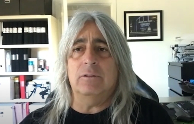 MIKKEY DEE dice que “secretamente” ensayó con SCORPIONS mientras JAMES KOTTAK todavía estaba de gira con la banda