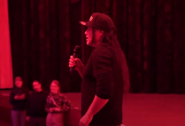 Ver: ROBERT TRUJILLO se une a los fanáticos de METALLICA en la fiesta de escucha de ’72 Seasons’ en Berlín