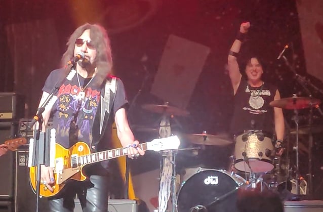 ACE FREHLEY le da la bienvenida al baterista SCOT COOGAN por primera vez en cinco años