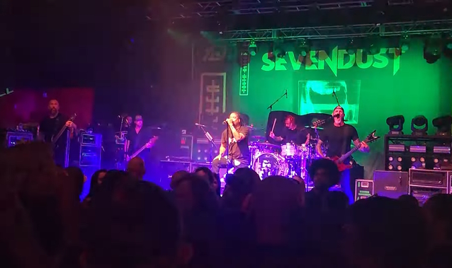 Mira a SEVENDUST interpretar su nueva canción ‘Fence’ en Charlotte