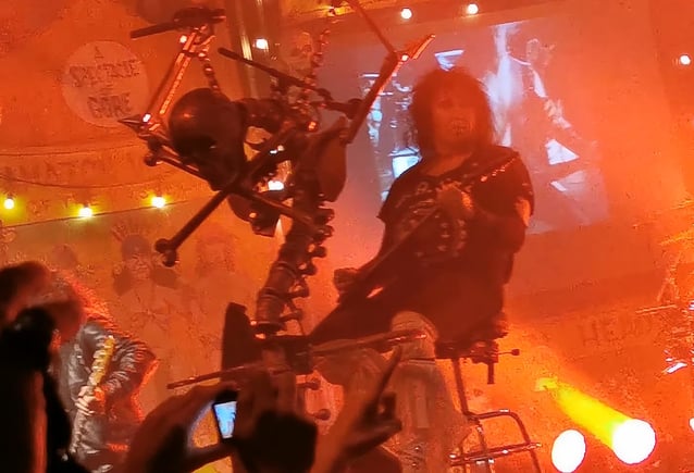 Mira a BLACKIE LAWLESS de WASP actuar en Eslovenia mientras estás sentado