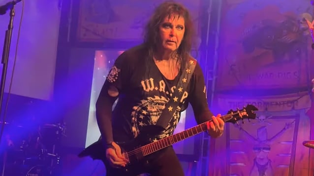 BLACKIE LAWLESS DE WASP Tocará Los Shows Restantes En La Gira Europea Mientras Está Sentado