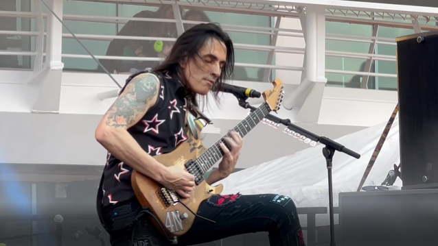 NUNO BETTENCOURT de EXTREME dice que el video musical ‘Rise’ jugó ‘una gran parte’ en la elevación de su solo de guitarra